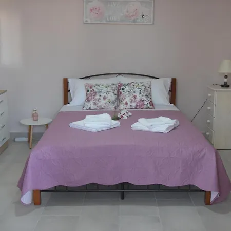 Home, Agia Triada