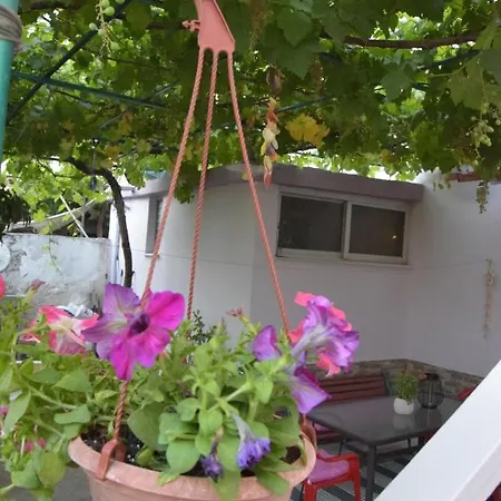 Home, Agia Triada *