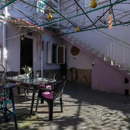 Home, Agia Triada